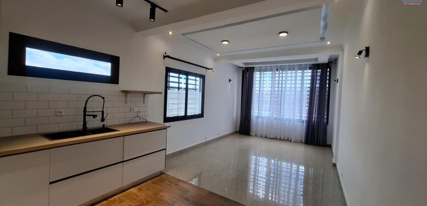 Location villa en bord de route contenant un local commercial et un appartement T4 située sur By-Pass