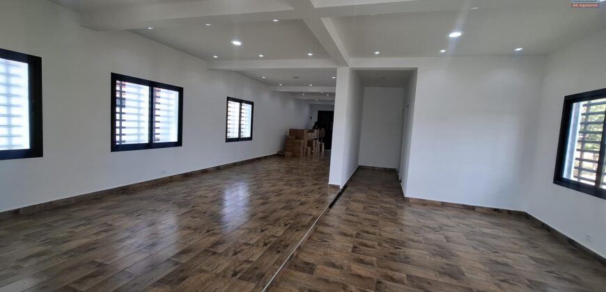 Location villa en bord de route contenant un local commercial et un appartement T4 située sur By-Pass