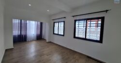 Location villa en bord de route contenant un local commercial et un appartement T4 située sur By-Pass