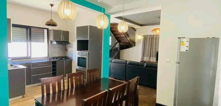 À louer une villa T4 semi-meublée située à Mahazoarivo Ambohitsoa