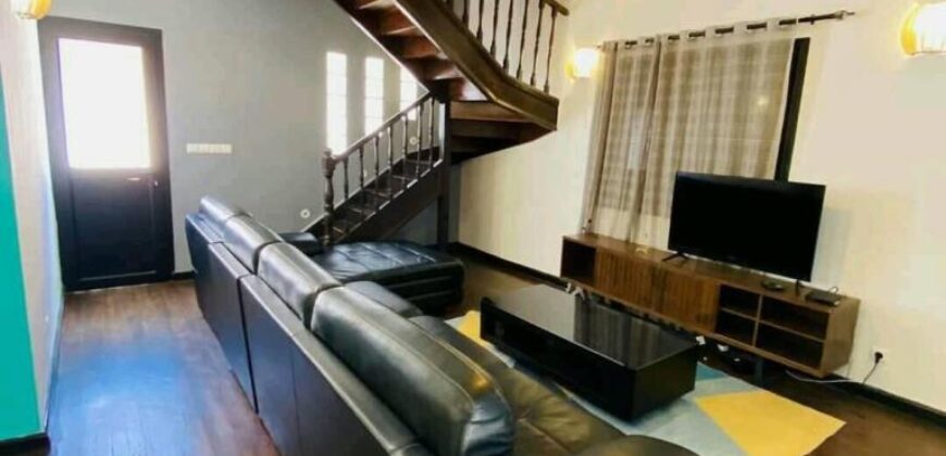À louer une villa T4 semi-meublée située à Mahazoarivo Ambohitsoa