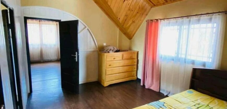 À louer une villa T4 semi-meublée située à Mahazoarivo Ambohitsoa