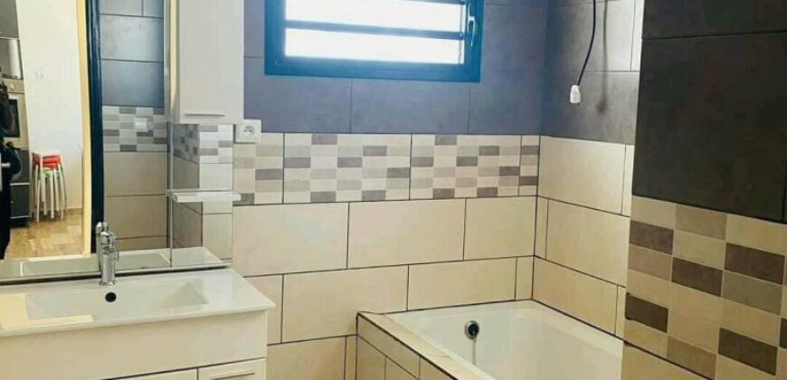 À louer une villa T4 semi-meublée située à Mahazoarivo Ambohitsoa