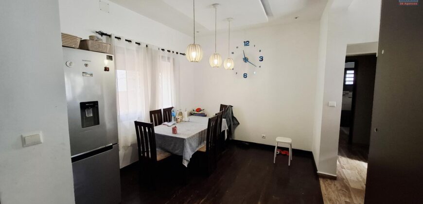 À louer une villa T4 semi-meublée située à Mahazoarivo Ambohitsoa