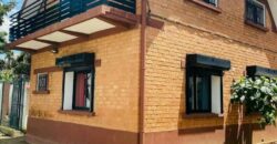 À louer une villa T4 semi-meublée située à Mahazoarivo Ambohitsoa