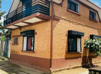 À louer une villa T4 semi-meublée située à Mahazoarivo Ambohitsoa