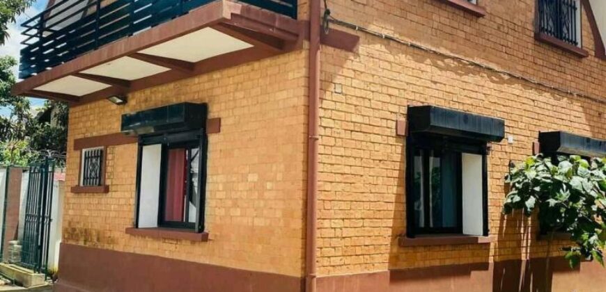 À louer une villa T4 semi-meublée située à Mahazoarivo Ambohitsoa
