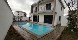En vente une villa neuve avec piscine de 200 m2 habitable sur un terrain de 420 m2 située à Manadriana Ambatobe