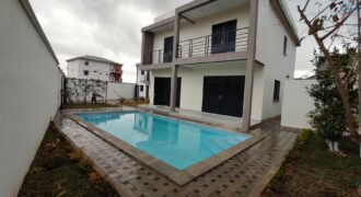 En vente une villa neuve avec piscine de 200 m2 habitable sur un terrain de 420 m2 située à Masinadriana Ambatobe