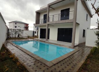 En vente une villa neuve avec piscine de 200 m2 habitable sur un terrain de 420 m2 située à Manadriana Ambatobe