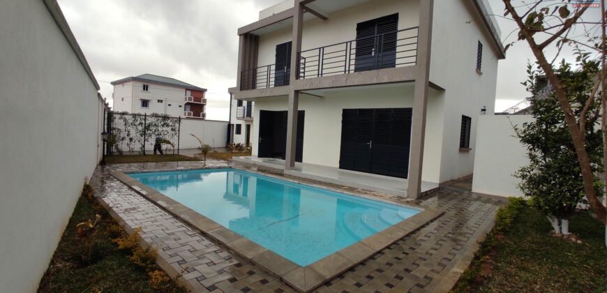 En vente une villa neuve avec piscine de 200 m2 habitable sur un terrain de 420 m2 située à Manadriana Ambatobe