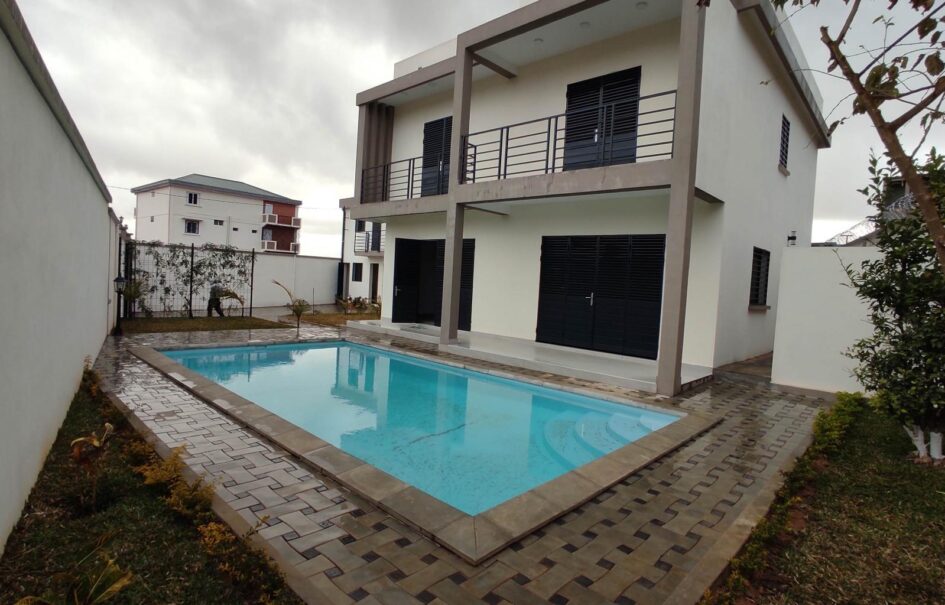En vente une villa neuve avec piscine de 200 m2 habitable sur un terrain de 420 m2 située à Masinadriana Ambatobe