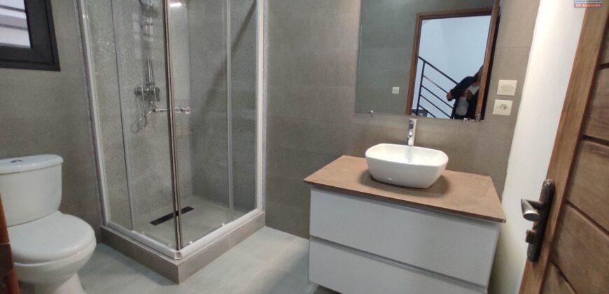 En vente une villa neuve avec piscine de 200 m2 habitable sur un terrain de 420 m2 située à Manadriana Ambatobe