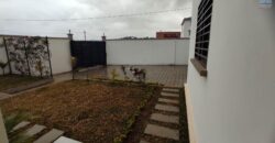 En vente une villa neuve avec piscine de 200 m2 habitable sur un terrain de 420 m2 située à Manadriana Ambatobe