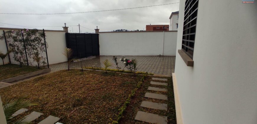En vente une villa neuve avec piscine de 200 m2 habitable sur un terrain de 420 m2 située à Manadriana Ambatobe