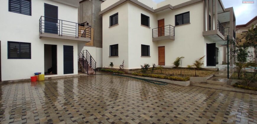En vente une villa neuve avec piscine de 200 m2 habitable sur un terrain de 420 m2 située à Manadriana Ambatobe