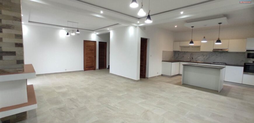 En vente une villa neuve avec piscine de 200 m2 habitable sur un terrain de 420 m2 située à Manadriana Ambatobe
