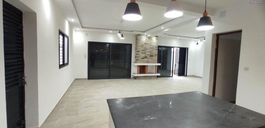 En vente une villa neuve avec piscine de 200 m2 habitable sur un terrain de 420 m2 située à Manadriana Ambatobe