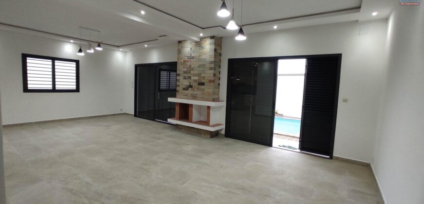 En vente une villa neuve avec piscine de 200 m2 habitable sur un terrain de 420 m2 située à Manadriana Ambatobe