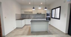 En vente une villa neuve avec piscine de 200 m2 habitable sur un terrain de 420 m2 située à Manadriana Ambatobe