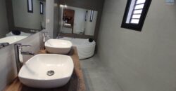 En vente une villa neuve avec piscine de 200 m2 habitable sur un terrain de 420 m2 située à Manadriana Ambatobe