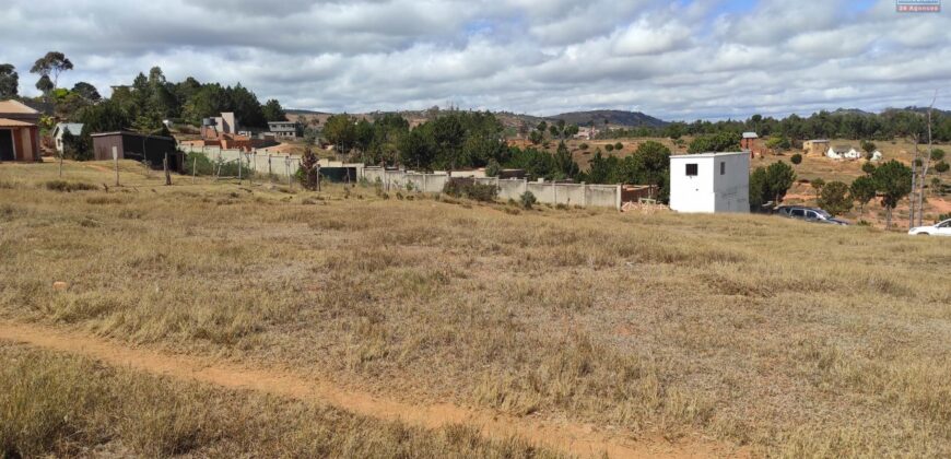 À vendre un terrain de 1814 m2 situé dans un quartier calme à Ambohimalaza