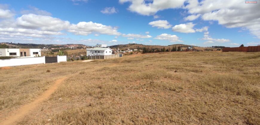 À vendre un terrain de 1814 m2 situé dans un quartier calme à Ambohimalaza