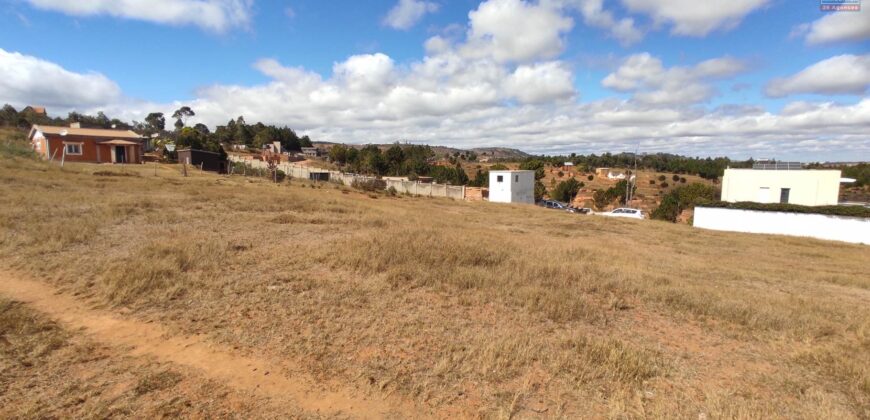 À vendre un terrain de 1814 m2 situé dans un quartier calme à Ambohimalaza