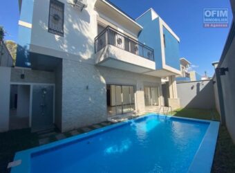À louer une spacieuse villa T7 avec piscine située à Ivandry proche de toutes les commodités