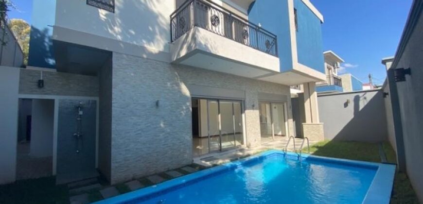 À louer une spacieuse villa T7 avec piscine située à Ivandry proche de toutes les commodités