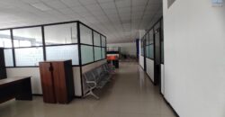 Location d’un vaste local commercial ou professionnel de 1500 m2 situé en bordure de la route principale à Anosizato