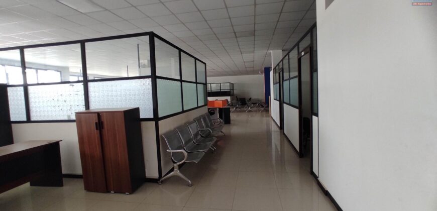 Location d’un vaste local commercial ou professionnel de 1500 m2 situé en bordure de la route principale à Anosizato