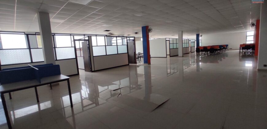 Location d’un vaste local commercial ou professionnel de 1500 m2 situé en bordure de la route principale à Anosizato