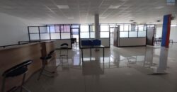 Location d’un vaste local commercial ou professionnel de 1500 m2 situé en bordure de la route principale à Anosizato