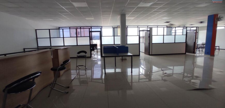 Location d’un vaste local commercial ou professionnel de 1500 m2 situé en bordure de la route principale à Anosizato