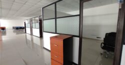 Location d’un vaste local commercial ou professionnel de 1500 m2 situé en bordure de la route principale à Anosizato