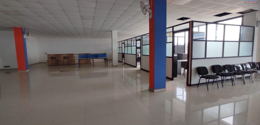 Location d’un vaste local commercial ou professionnel de 1500 m2 situé en bordure de la route principale à Anosizato