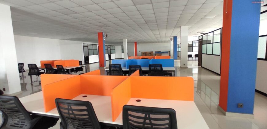 Location d’un vaste local commercial ou professionnel de 1500 m2 situé en bordure de la route principale à Anosizato
