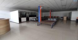 Location d’un vaste local commercial ou professionnel de 1500 m2 situé en bordure de la route principale à Anosizato