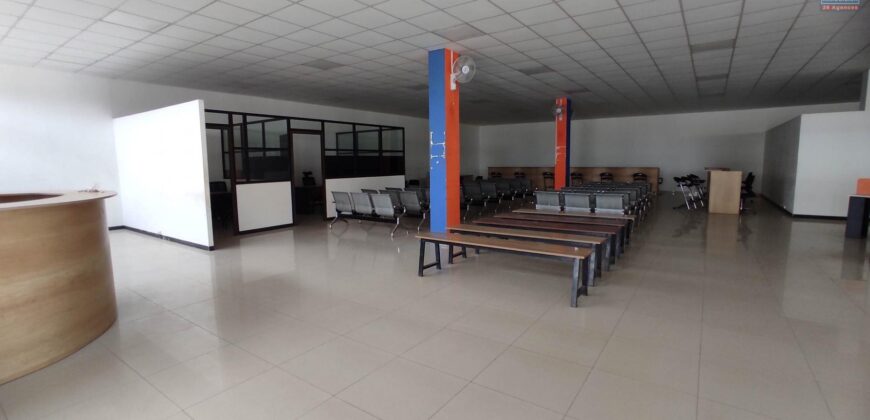 Location d’un vaste local commercial ou professionnel de 1500 m2 situé en bordure de la route principale à Anosizato