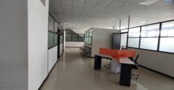 Location d’un vaste local commercial ou professionnel de 1500 m2 situé en bordure de la route principale à Anosizato