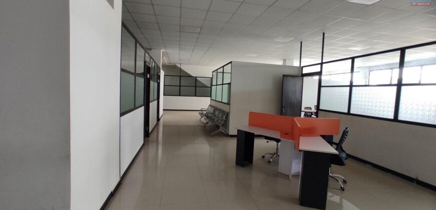 Location d’un vaste local commercial ou professionnel de 1500 m2 situé en bordure de la route principale à Anosizato