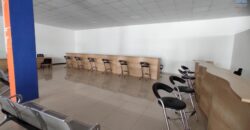 Location d’un vaste local commercial ou professionnel de 1500 m2 situé en bordure de la route principale à Anosizato