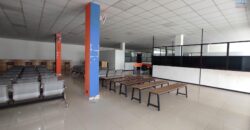 Location d’un vaste local commercial ou professionnel de 1500 m2 situé en bordure de la route principale à Anosizato