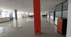 Location d’un vaste local commercial ou professionnel de 1500 m2 situé en bordure de la route principale à Anosizato