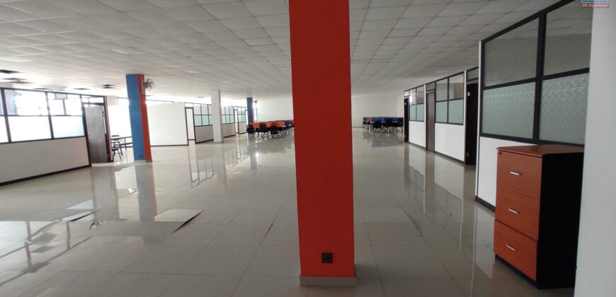 Location d’un vaste local commercial ou professionnel de 1500 m2 situé en bordure de la route principale à Anosizato