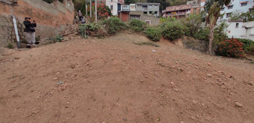 En vente un terrain aménagé dans un quartier calme et recherché Ambohijatovo Ambony