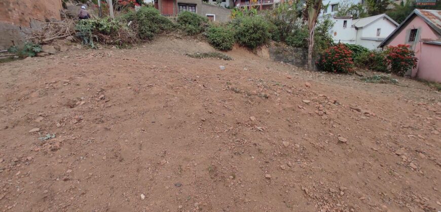 En vente un terrain aménagé dans un quartier calme et recherché Ambohijatovo Ambony
