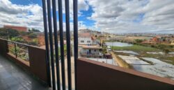 Louez cet appartement neuf T4 situé dans un quartier calme et résidentiel à Andranomena
