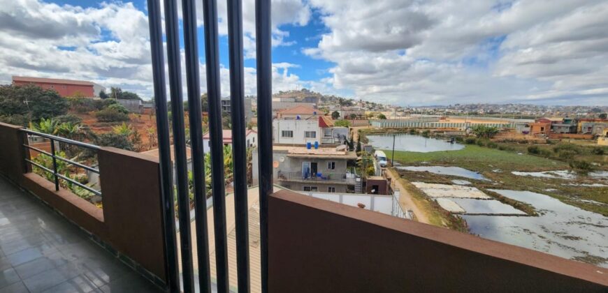 Louez cet appartement neuf T4 situé dans un quartier calme et résidentiel à Andranomena